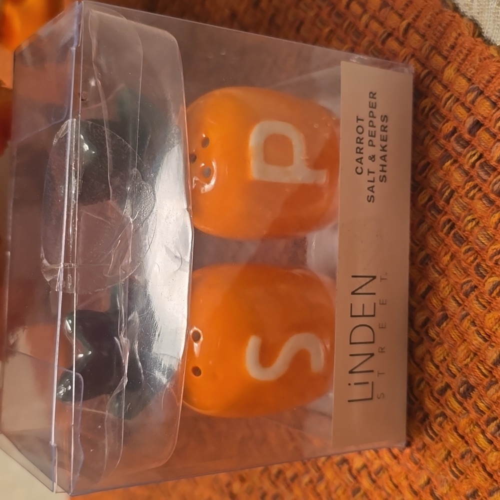 LINDEN STREET BRAND CARROT SALT AND PEPPER SHAKERS